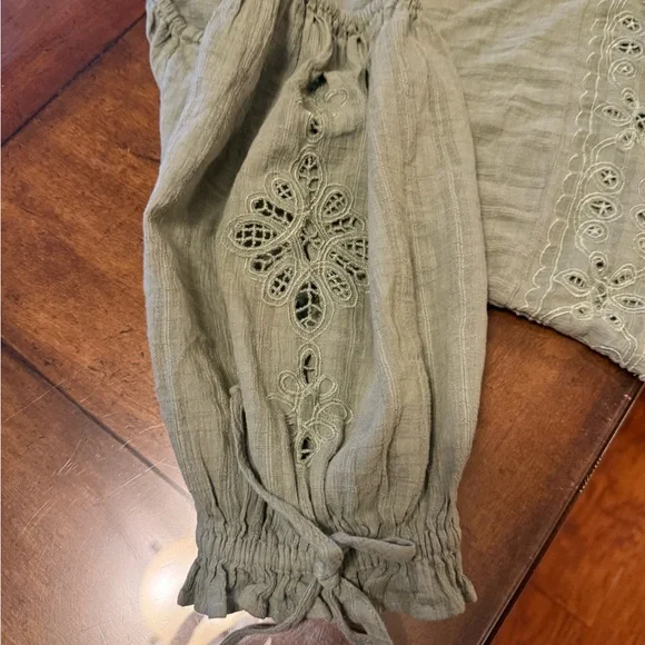 American Eagle Outfitters Green Puff Sleeve Crop Blouse - Picture 3 of 4